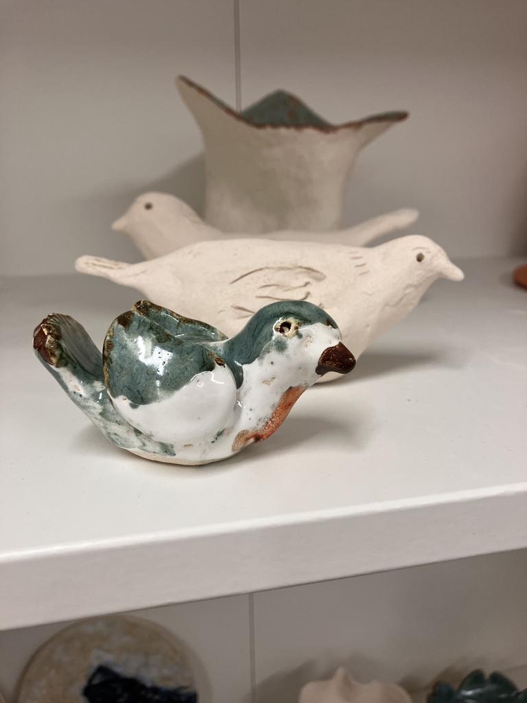 Des petits oiseaux en poterie